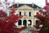 MAIRIE DE BRUGES A L'AUTOMNE